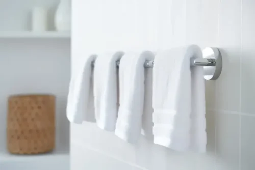 Najlepsze sposoby na przechowywanie ręczników: wieszaki, kosze i półki